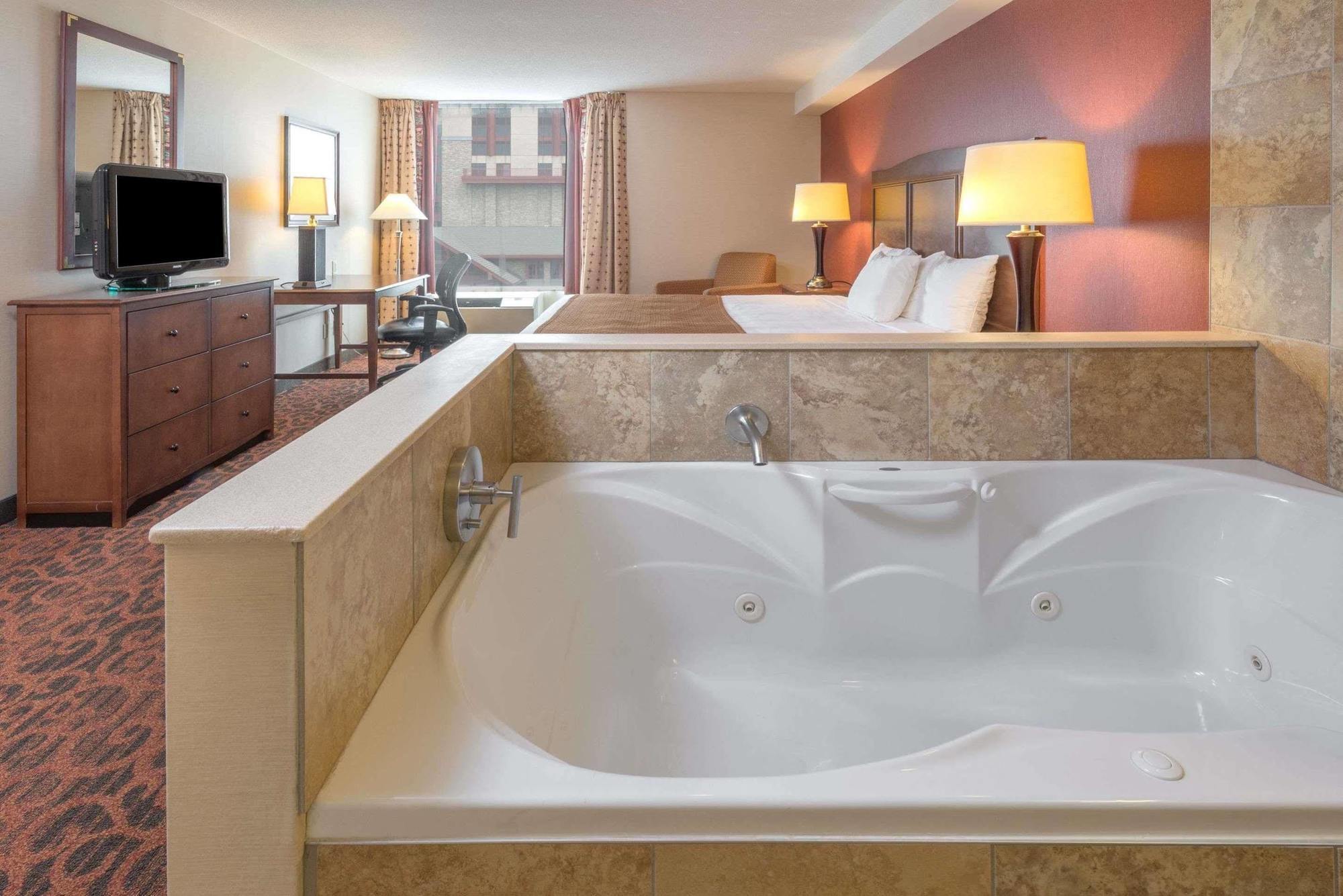 Ramada By Wyndham Falls/fallsview Hotel 3*